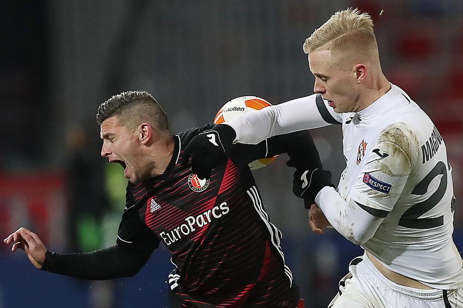 面对人高马大的费耶诺德防线，中央陆军球员在禁区内奋力起跳争顶，尽管身体对抗激烈，但他依然试图用头球为球队敲开胜利之门。