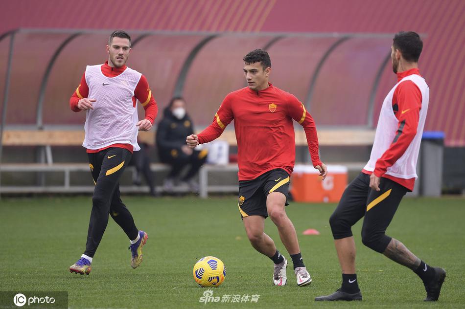 门将洛佩斯在门前上演极限两连扑，身体完全舒展开来，如同罗马城坚实的守护神，力保球门不失