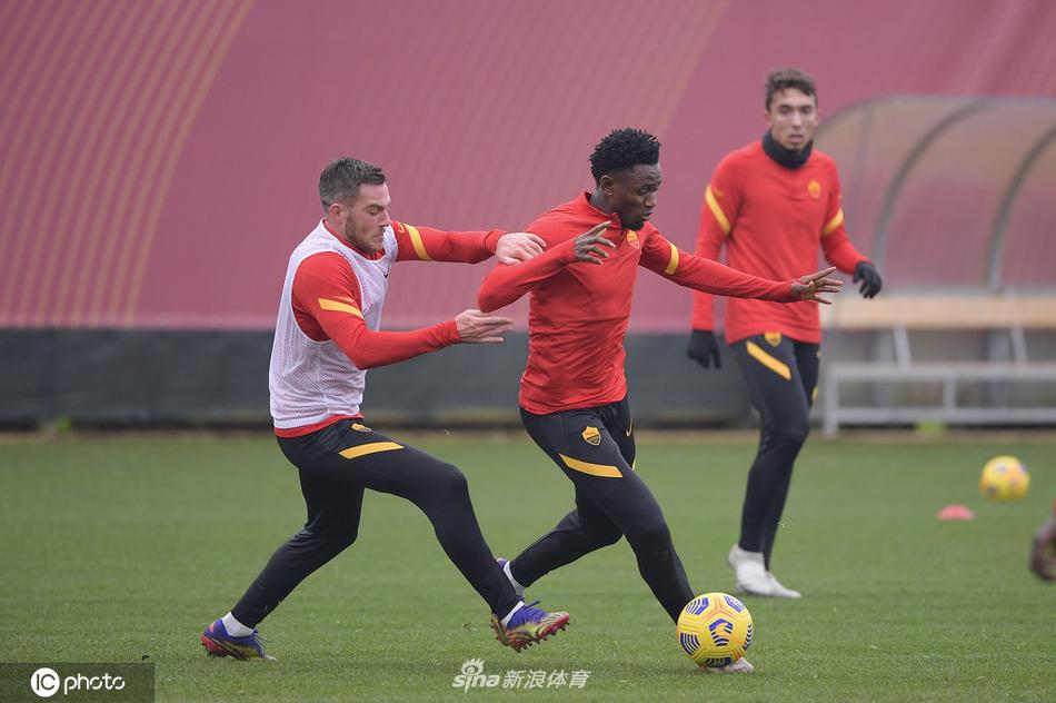 队长哲科在训练中高声呼喊，他坚定的眼神和手势正在为队友们传递着必胜的信念，冬日阳光勾勒出他坚毅的轮廓