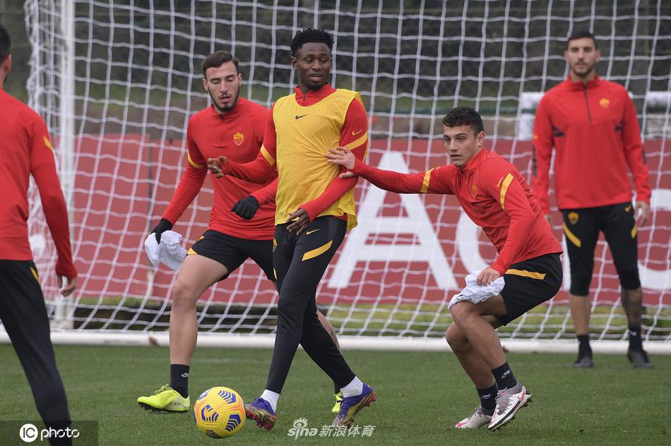 扎尼奥洛在抢圈游戏中用灵活的拉球戏耍对手，灵动的身影和自信的笑容，是训练场上最富活力的风景