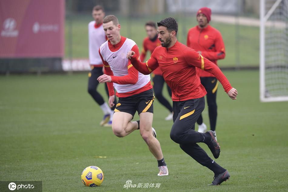 中场核心洛伦佐·佩莱格里尼脚下生花，在标志盘训练中展现出细腻的控球技术，足球仿佛与他融为一体