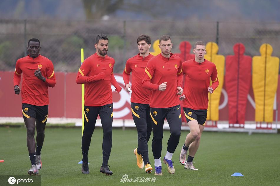 全队在训练尾声围拢在一起，手搭着手，齐声高喊口号，团队的力量与求胜的渴望在此刻凝聚