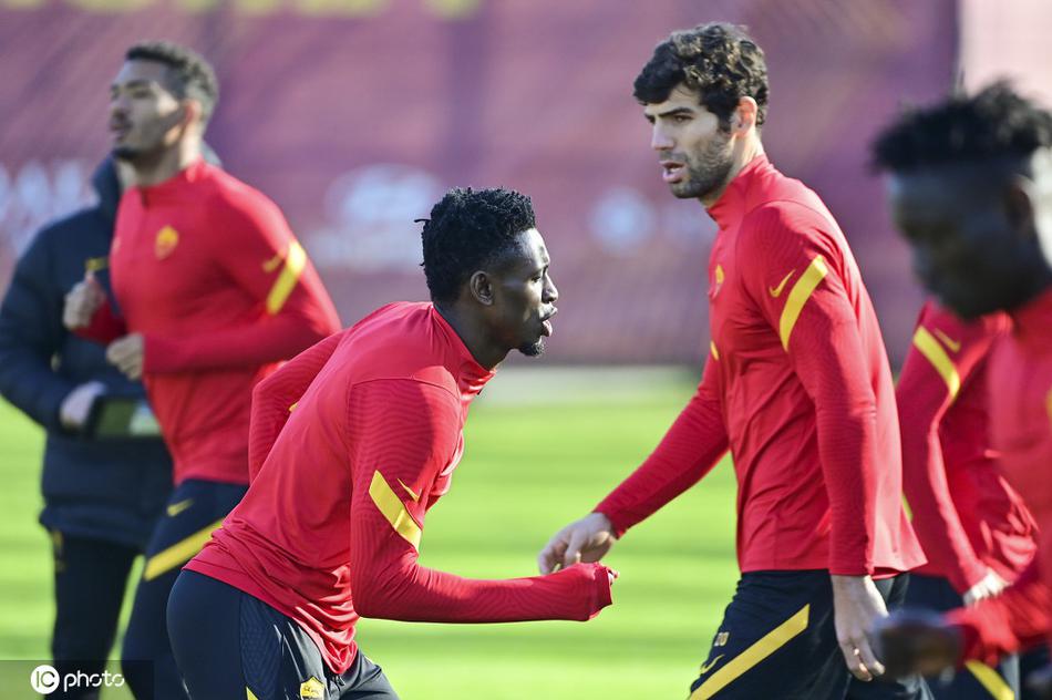 精准制导，中场大脑韦勒图在训练中送出一记手术刀般的直塞，皮球穿透层层防线，精准地找到前插的队友，那一刻时间仿佛为之静止。