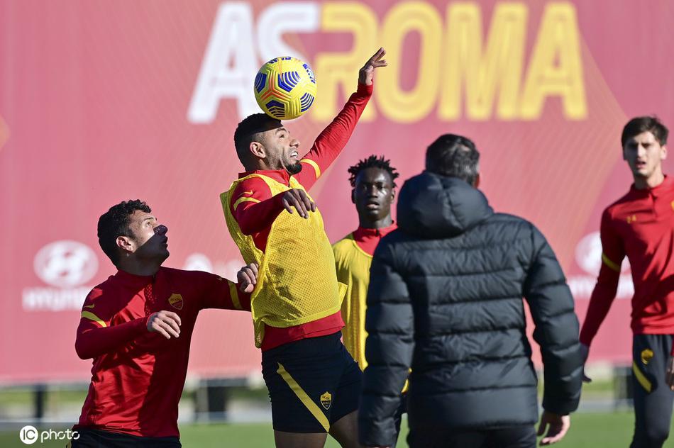 疾风迅雷，边翼卫扎莱夫斯基在训练中如骏马驰骋，脚下的皮球仿佛被施了魔法，紧紧跟随他撕裂防线的步伐，掀起一片人造草皮的涟漪。