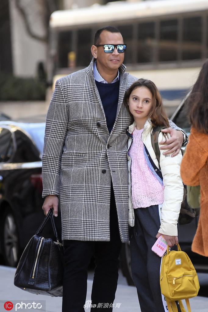 父女俩举起手机，准备留下自拍。罗德里格斯微微弯腰迁就女儿的高度，脸上挂着灿烂如阳光的笑容，女儿则俏皮地凑近镜头，手指比出胜利的手势，将这份父女间的默契与欢乐永远定格。