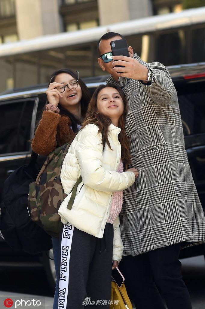 在纽约标志性的街道上，罗德里格斯为女儿耐心地整理衣领，动作轻柔而仔细。女儿安静地站着，享受着父亲的关怀，这一刻的细腻温情，完美诠释了“铁汉柔情”的深刻内涵。