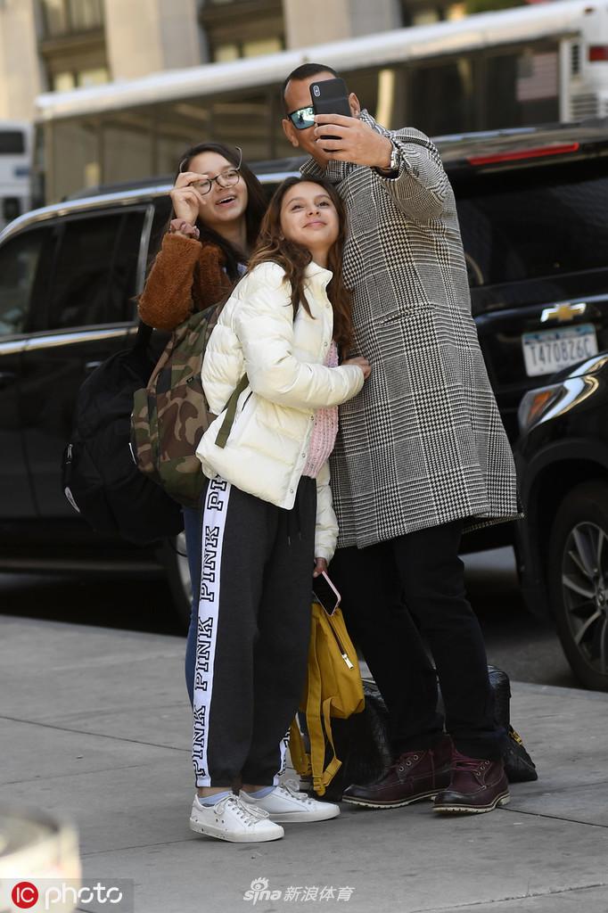 另一张自拍中，女儿亲昵地挽着父亲的手臂，将头轻轻靠在父亲肩上，脸上洋溢着幸福满足的笑容。罗德里格斯则面带微笑，眼神坚定地望向远方，仿佛在告诉世界，保护女儿是他一生最坚实的责任。