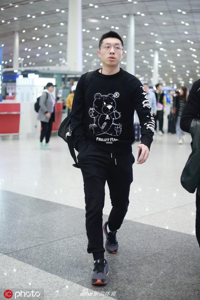 许昕现身机场随队出征世乒赛