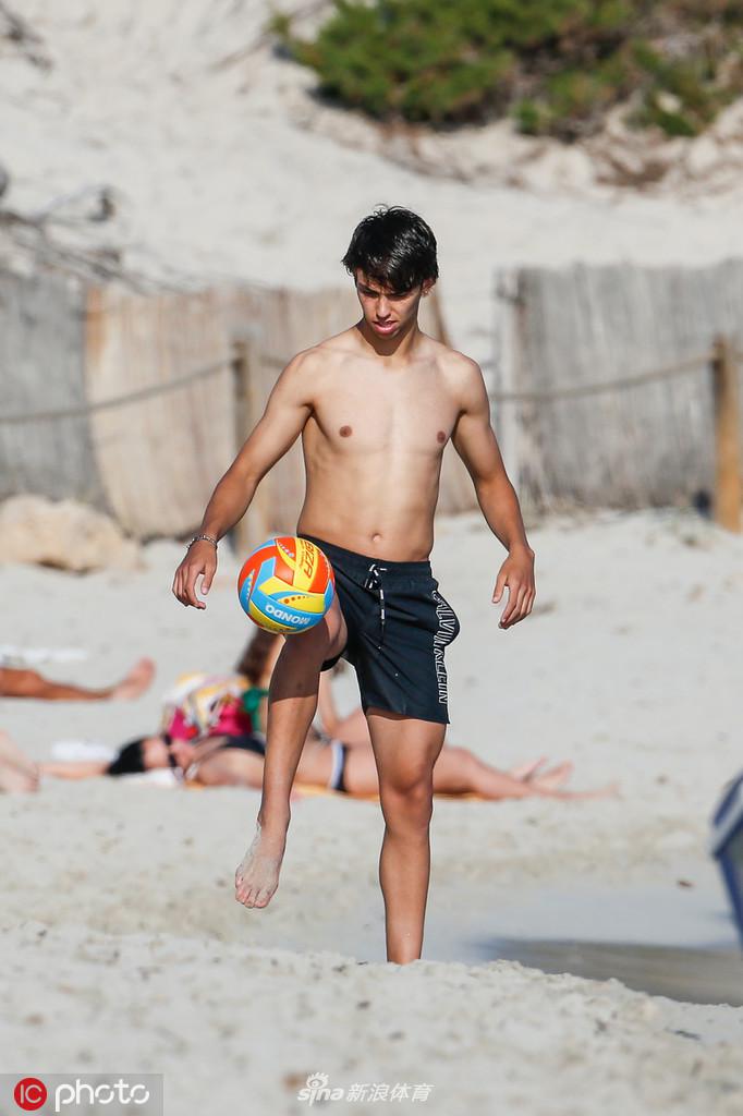 游艇甲板上，菲利克斯面对镜头露出灿烂而略带羞涩的笑容，身后是波光粼粼的地中海，少年天才的惬意时光被镜头定格。