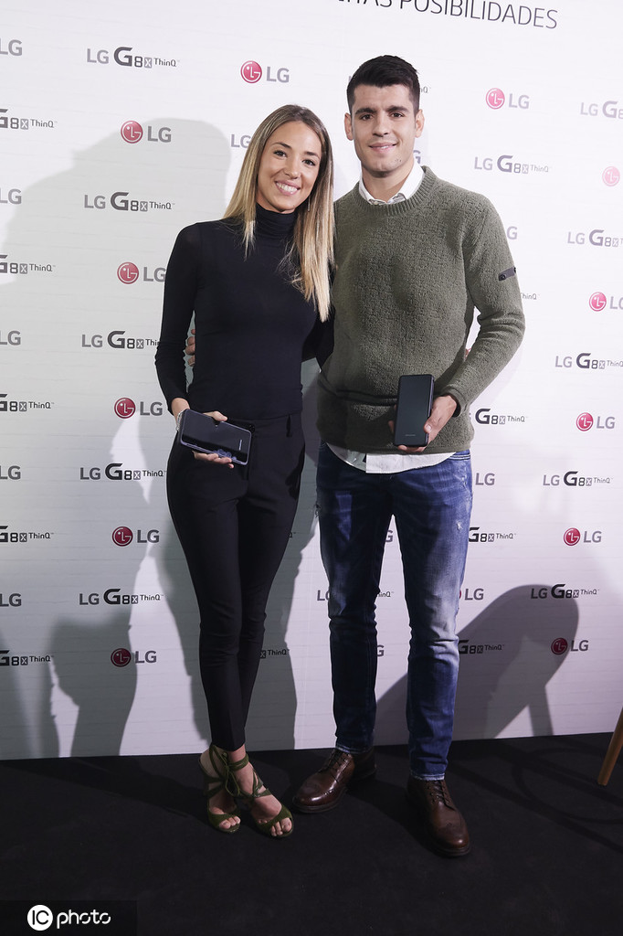 活动尾声，坎佩洛手拿品牌手袋回眸一笑，莫拉塔则在不远处耐心等待，这一瞬间捕捉到的不仅仅是美丽，更是两人之间无需言说的陪伴与守护。