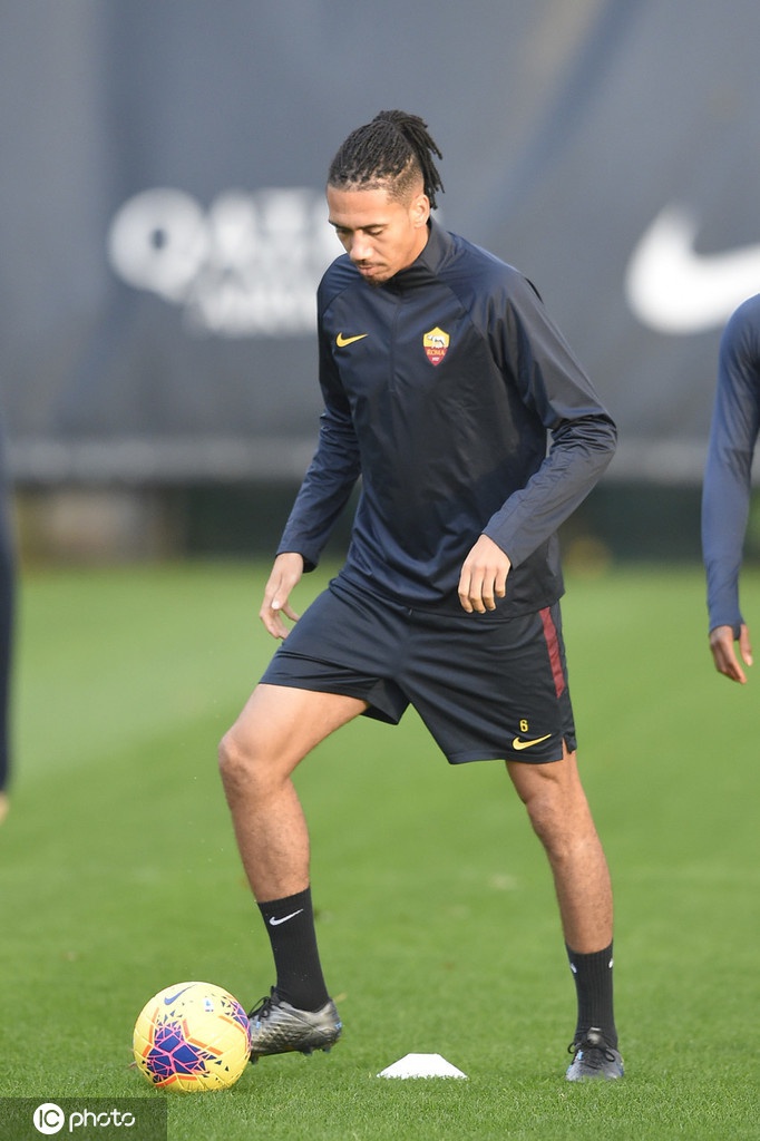 斯莫林在对抗中神情专注，即使汗水浸透战袍，他那铁塔般的身躯依然稳健地卡住身位，这是他誓要在下一场为零封对手而战的无声宣言。