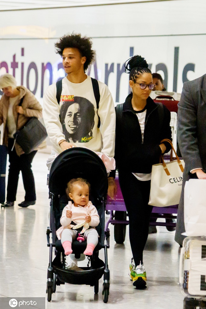 尽管被伤病侵扰了半个赛季，但在机场的萨内依然面带微笑，耐心地为追随而来的球迷签名留念。这个不经意的举动，温暖了无数曼城拥趸的心。它向外界传递出一个积极的信号：那个乐观、自信的萨内从未远离，他正在用最好的心态消化挫折，准备以更强大的姿态回归大众视野。