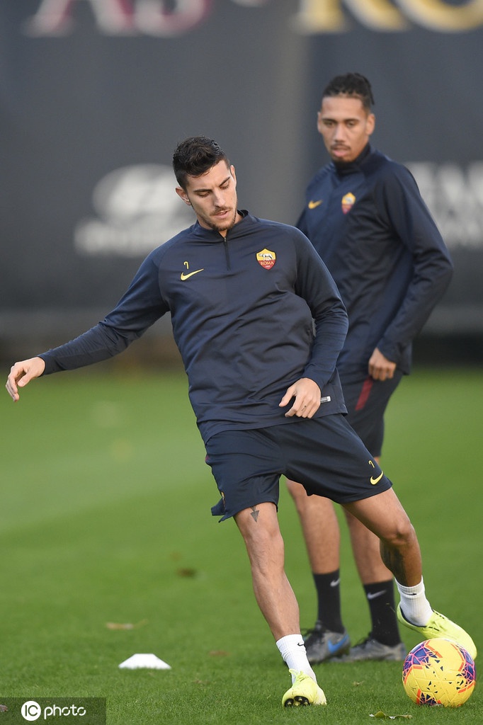 哲科在训练中高高跃起，犹如一头展翅的雄鹰，他的背影在夕阳的余晖下被拉长，仿佛承载着整个奥林匹克球场的期望，每一次争顶都是对胜利的渴望。