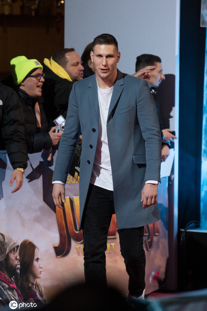 红毯上，聚勒与女友深情对视，眼神中充满爱意，周围的媒体闪光灯将这一刻定格，画面温馨感人