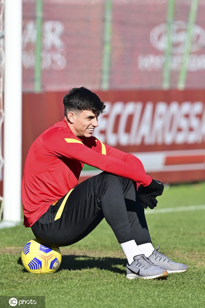 狼王凝视，特里戈里亚的冬日暖阳下，罗马队长洛伦佐·佩莱格里尼目光如炬，每一次触球都仿佛在丈量着与胜利之间的距离。