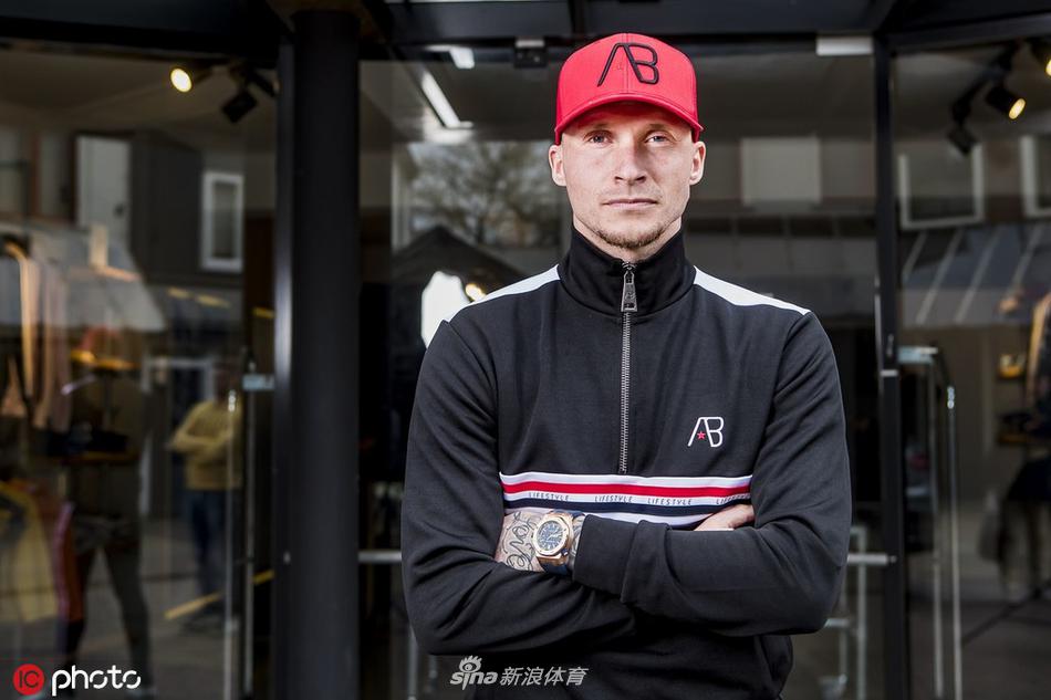 黄昏光线中，他身穿主打卫衣，动感跳跃，洋溢着事业第二春的活力。