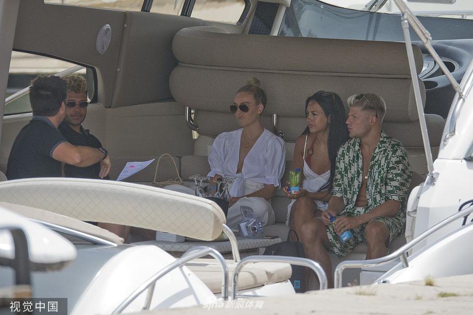 一群好友在泳池边玩起了水球大战，张伯伦被水枪击中时夸张躲避的表情，引得周围的女友们和朋友们捧腹大笑，气氛热烈欢乐。