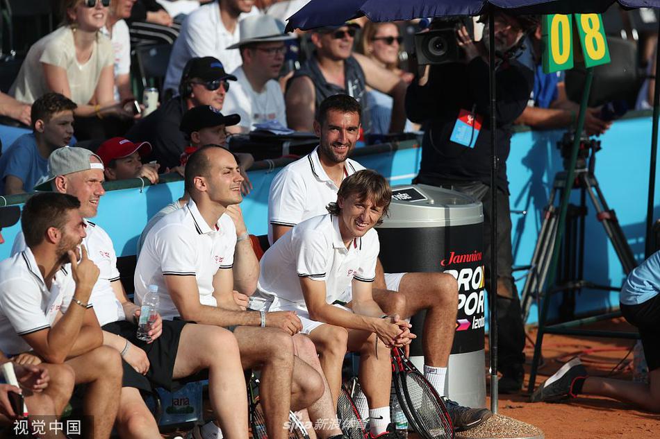 莫德里奇在网球场上开怀大笑，卸下足球战袍的他享受着难得的闲暇时光