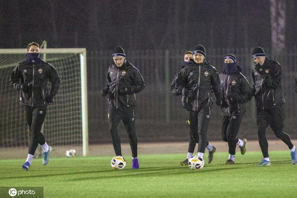 蓝白训练服下，是球员们紧绷的肌肉与专注的神情，每一次触球都仿佛在与即将到来的命运对话。