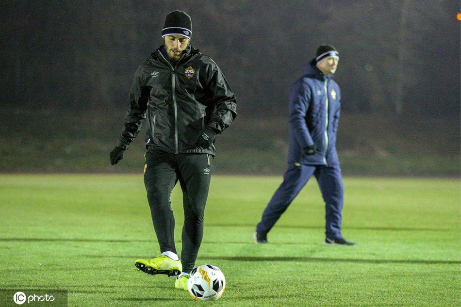 莫斯科的寒风刺骨，却吹不散中央陆军将士们眼中的坚定，他们正在为欧联杯的荣誉做最后的热身。