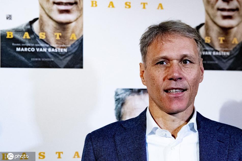 发布会上的古利特留着标志性的脏辫，笑容灿烂地为后辈范巴斯滕站台。两位“三剑客”成员的同框，瞬间勾起了球迷们对AC米兰和荷兰队黄金时代的美好回忆。