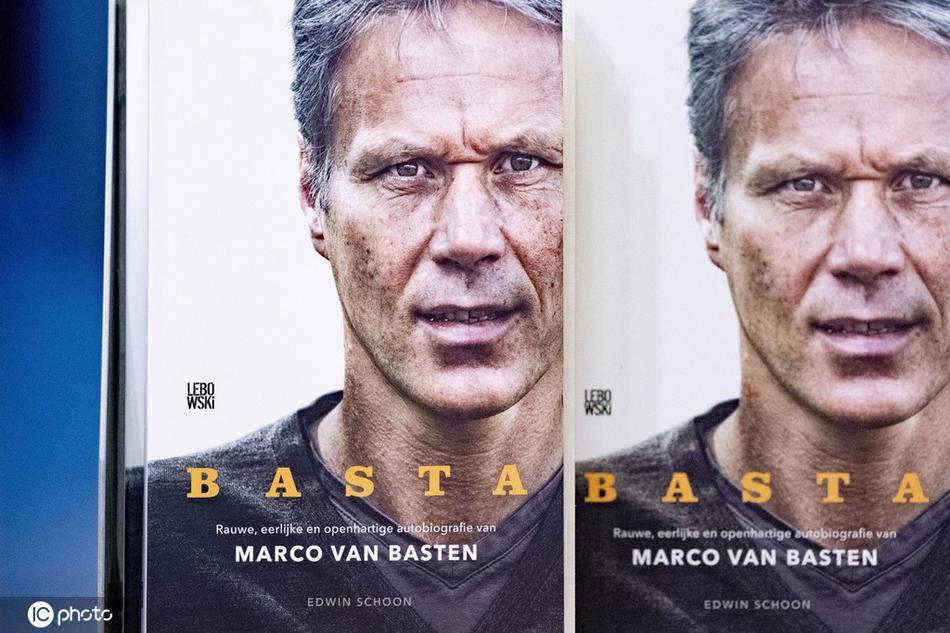 范佩西手捧《BASTA》认真翻阅，神情专注。作为巴斯滕在荷兰国家队的后辈，他的到来象征着荷兰锋线尖刀的传承，也是对这位传奇前辈的崇高致敬。