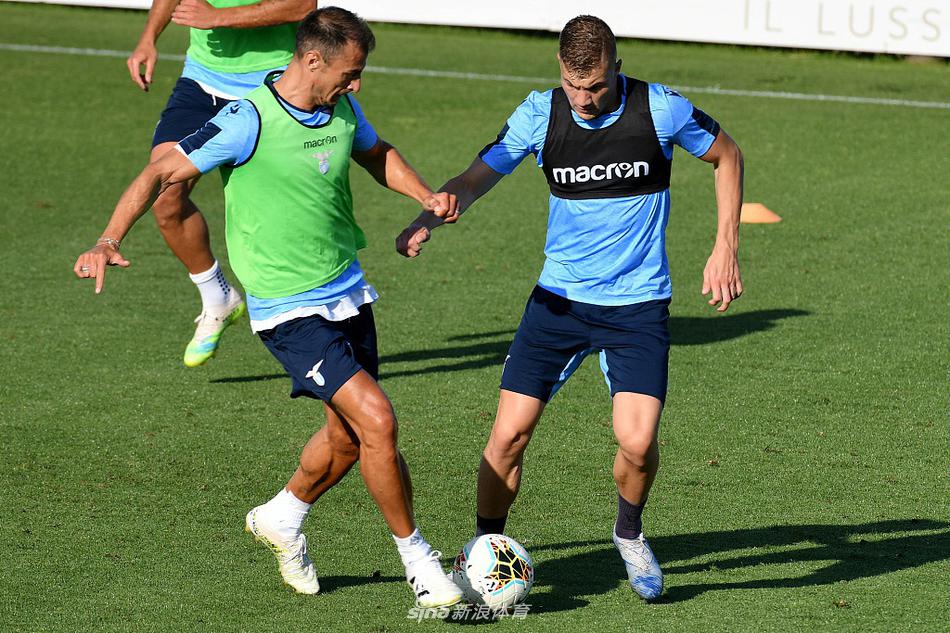 防守球员们正在进行步伐和拦截训练，他们全神贯注，力求在即将到来的激烈对抗中筑起一道坚不可摧的防线。