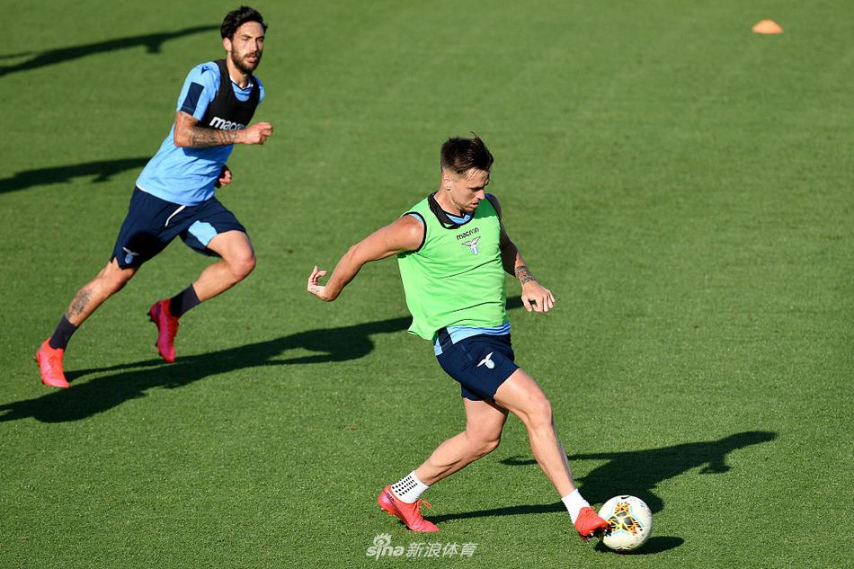 在夕阳的余晖下，拉齐奥球员们结束了一天的训练，他们带着满足和疲惫的表情走下场地，身后是陪伴他们挥汗如雨的福尔梅洛基地。