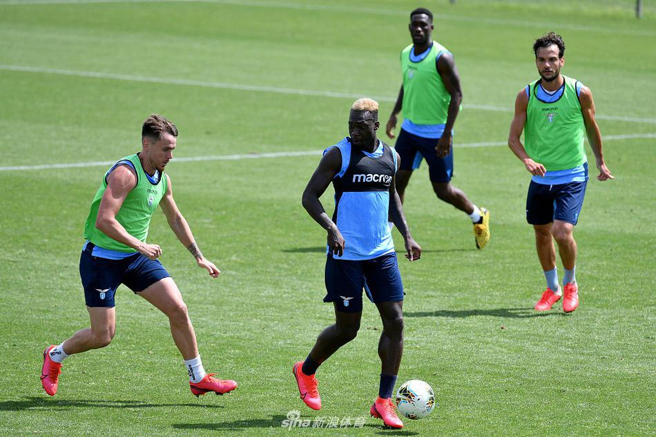 训练结束后，汗水浸透衣背的球员们结伴走向场边，头顶是罗马六月的金色阳光，脚下是通往荣耀的征途。