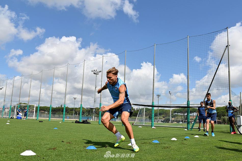 夕阳的余晖洒在训练场上，几名球员进行着抢圈游戏，轻松的氛围里凝聚着队友间无言的信任与默契。