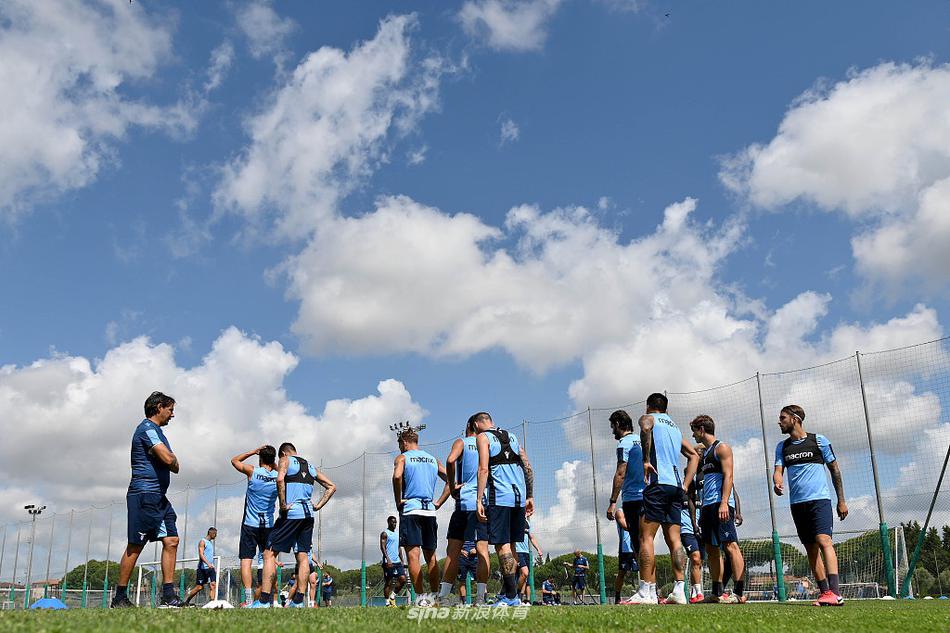 罗马福尔梅洛的碧空之下，绿茵场如翡翠般铺展，仿佛大自然为蓝鹰的归来铺开的崭新画卷。