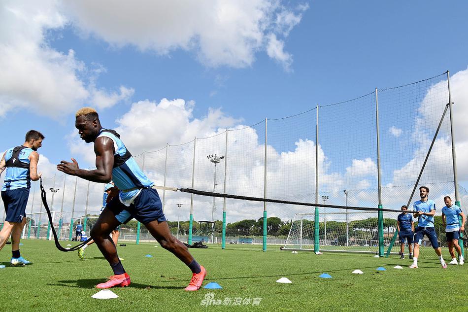 蓝鹰的钢铁卫士阿切尔比在防守训练中眼神坚毅，他那专注的神情，构成了福尔梅洛基地最可靠的防线风景。