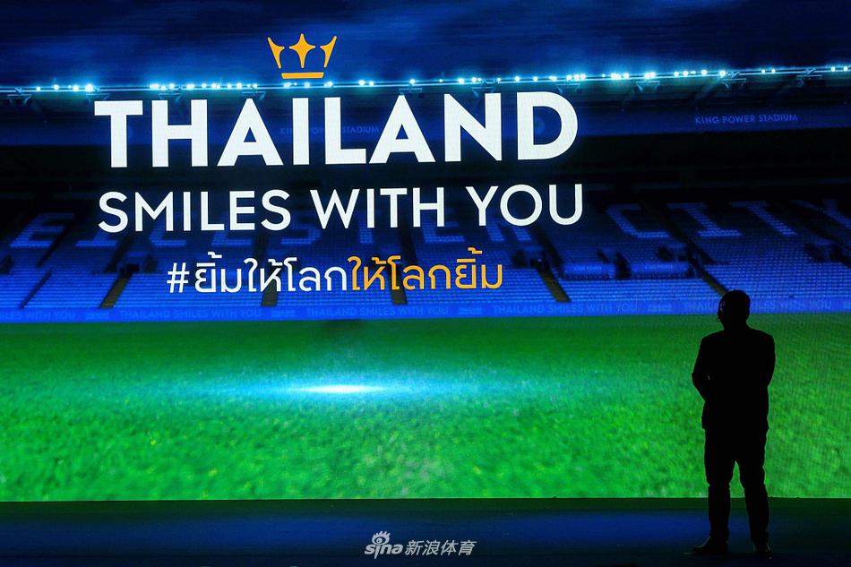 在发布仪式的一角，一件崭新的球衣静静陈列，胸前“Thailand Smiles With You”的字样仿佛跳动的音符，正准备在未来的英超赛场上，将泰国的微笑传递给全球的亿万观众。
