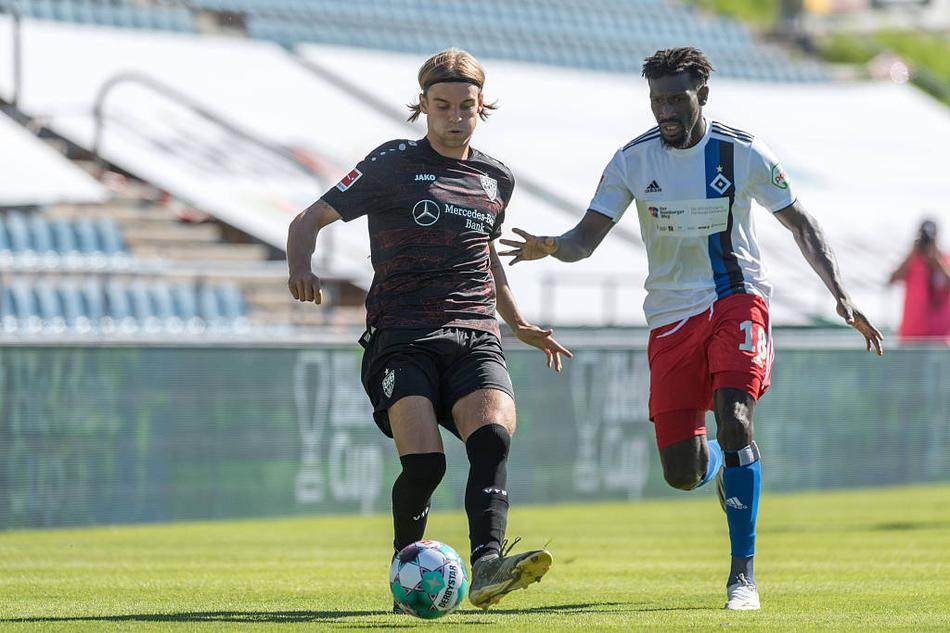 斯图加特与汉堡球员在奥地利库夫施泰因的绿茵场上激烈拼抢，为争夺球权互不相让，比赛的激烈程度丝毫不亚于正式联赛。