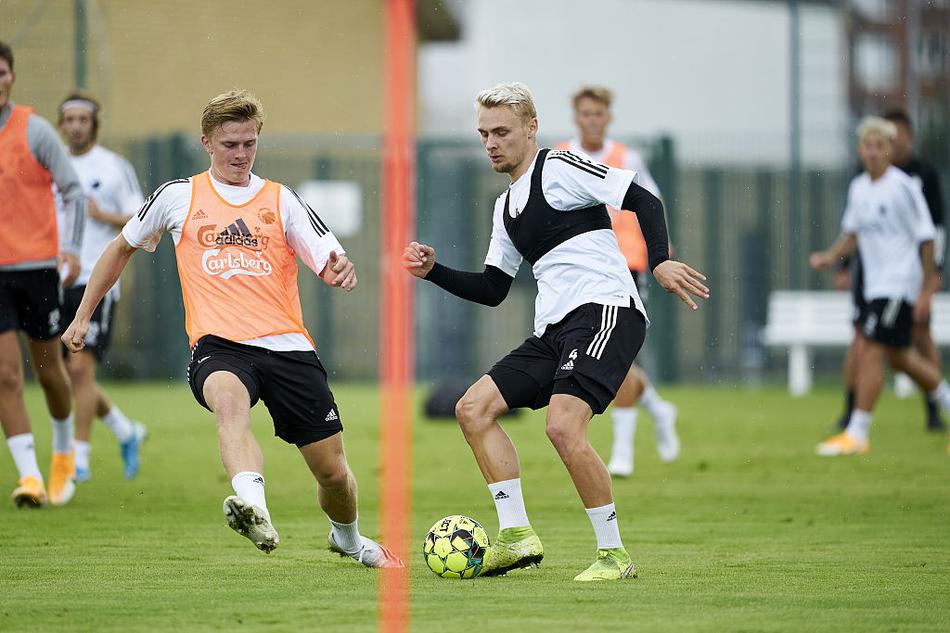 在战术演练环节，乌拉圭边卫吉列尔莫·巴雷拉送出一记精准传中，门前包抄的丹麦前锋米克尔·考夫曼俯身冲顶，两人瞬间的默契配合仿佛已演练过千百次。