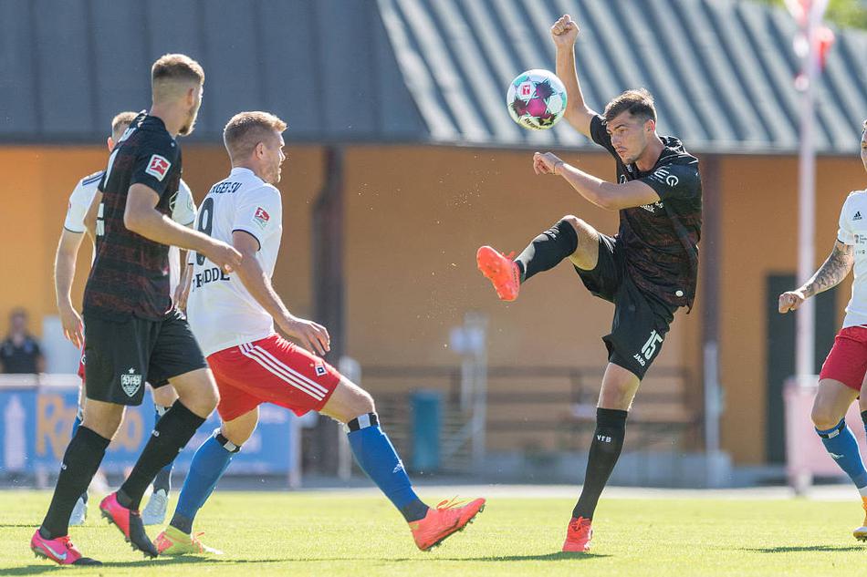 汉堡前锋西蒙·特罗德在门前抓住机会，用一脚冷静的射门攻破旧主球门，他的进球为汉堡队吹响了反攻的号角，队友举手示意表示庆祝。