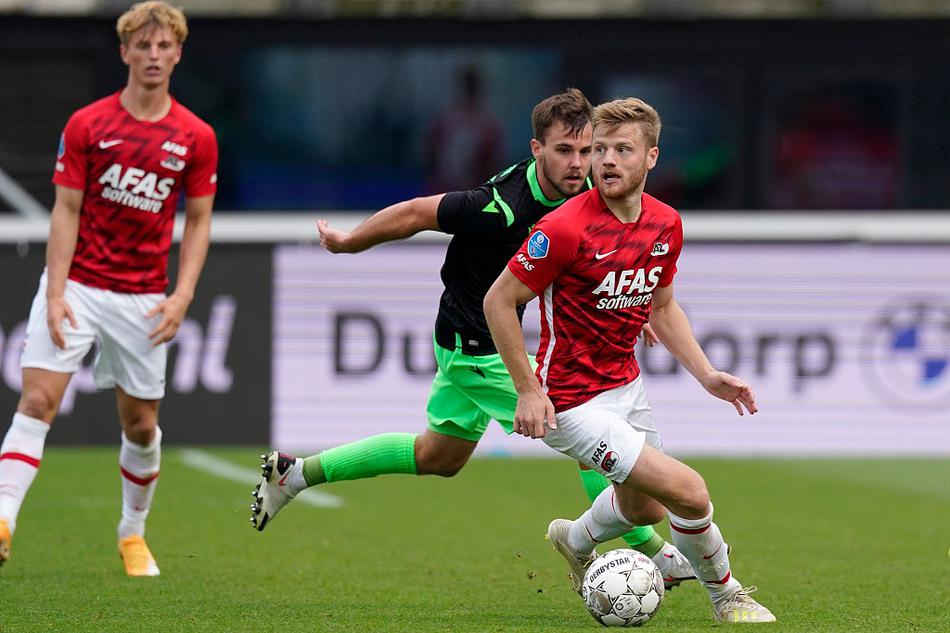 阿尔克马尔的进攻核心在对方严密的包夹防守下，依然冷静地护住皮球，寻找着那转瞬即逝的传球空当