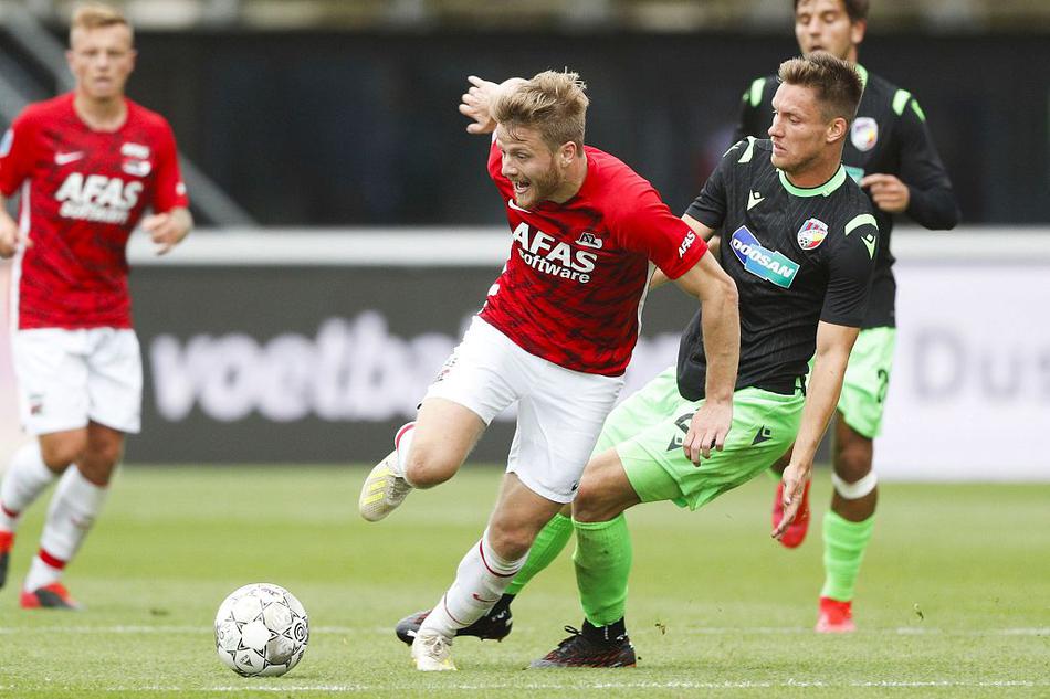 比尔森胜利的球员在绿茵场上全力冲刺，试图撕开阿尔克马尔的防线，他们的眼神中充满了对胜利的渴望