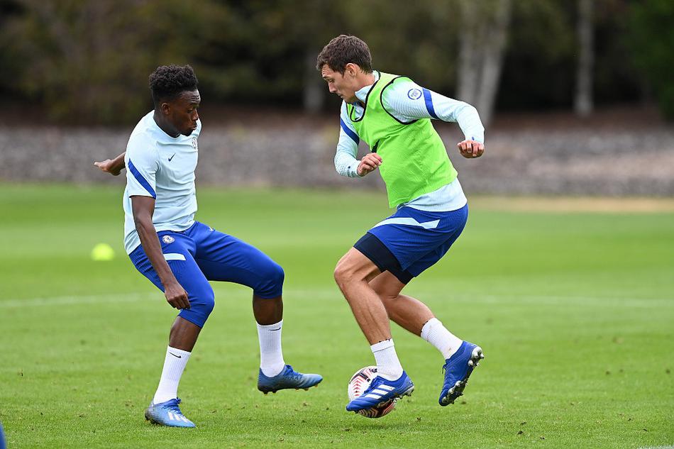 训练结束后，夕阳的余晖洒在草坪上，几名球员并没有急着离开，而是聚在一起进行恢复性牵拉。他们彼此交谈着，脸上挂着轻松的微笑，一天的疲惫在队友的陪伴下烟消云散。