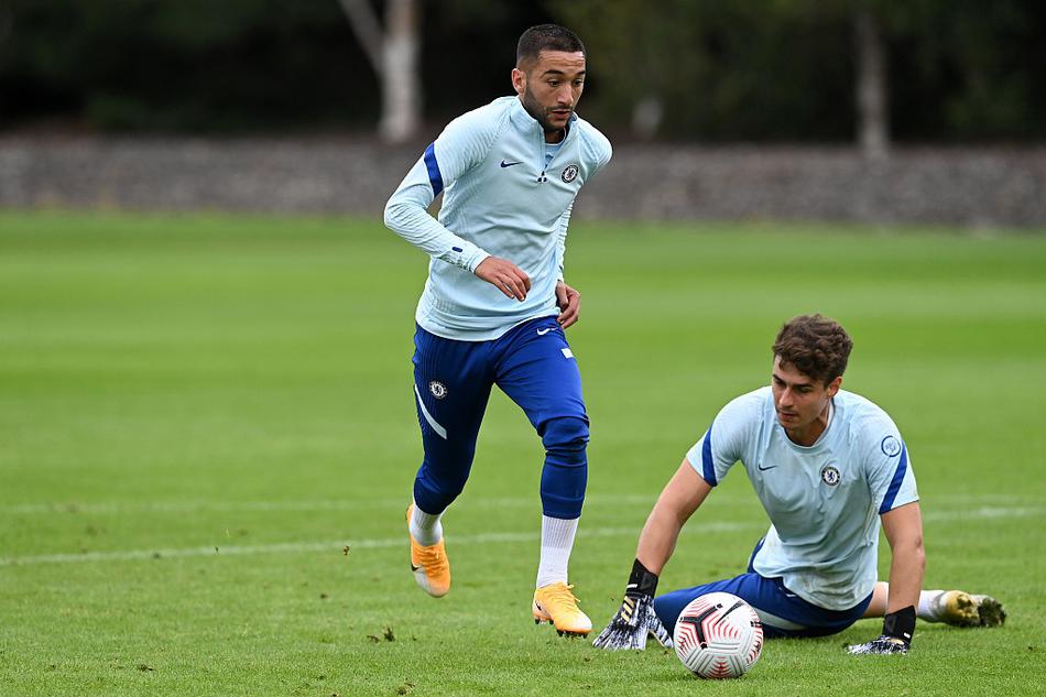 在科巴姆训练基地的晨曦中，切尔西球员们围成一圈，队长的手臂高高举起，仿佛在为即将到来的战役进行最后的动员，一股无形的凝聚力在空气中升腾。