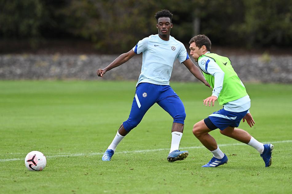 绿茵场上，一次紧张的抢圈练习正在进行。皮球在队友间飞速传递，而被围在中间的防守球员则如猎豹般伺机而动，试图从这些技术精湛的脚下断球，整个画面充满了竞技的张力。