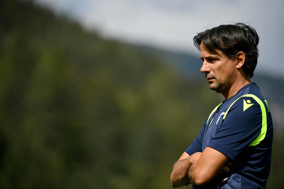 训练结束后的放松时间，球员们围坐在一起，有说有笑，团队的凝聚力在这些轻松时刻悄然生长，他们正以最饱满的姿态迎接新赛季的到来。