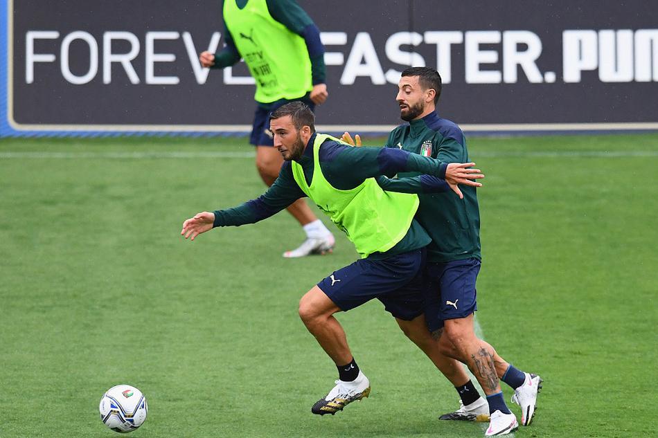 烈日当空，汗水早已浸透衣衫，一名意大利球员正在进行个人技术练习，每一个细节的打磨都是为了在未来的战场上克敌制胜。