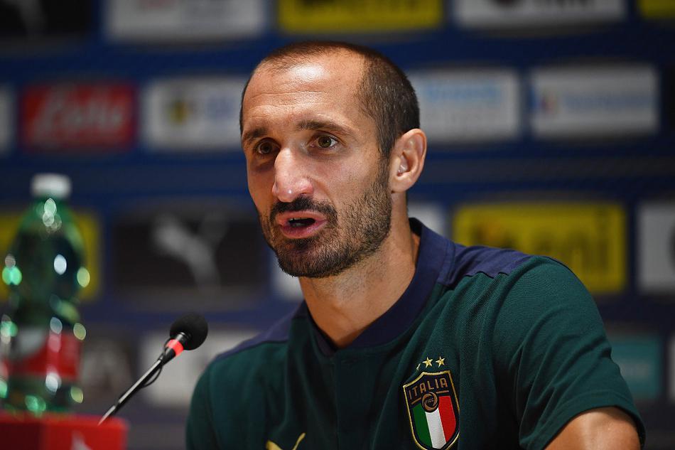 曼奇尼在发布会上面带微笑，目光坚定，举手投足间流露出对即将重启的欧国联征程的从容与自信