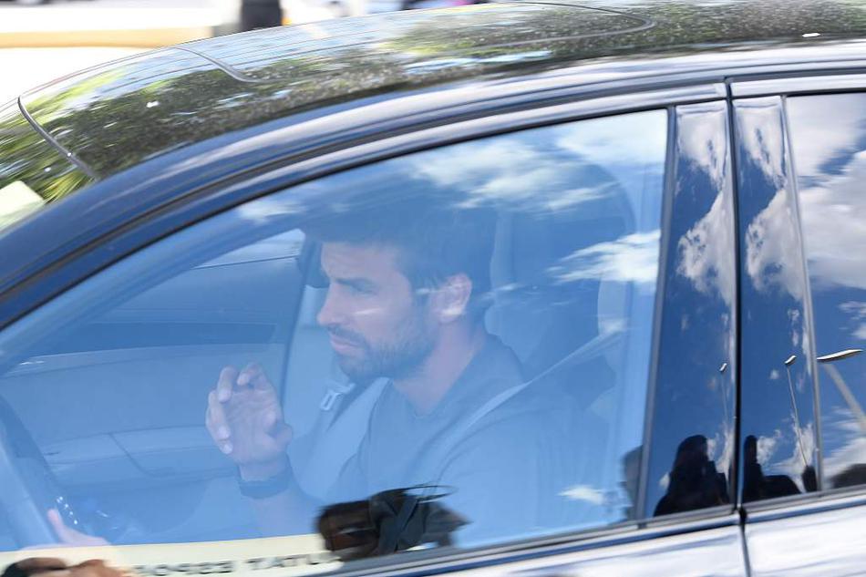 巴萨的功勋中卫皮克戴着口罩抵达训练场，他的步伐沉稳，眼神坚毅，作为球队的‘定海神针’，无论场外如何风雨飘摇，他依然是训练场上最可靠的身影。