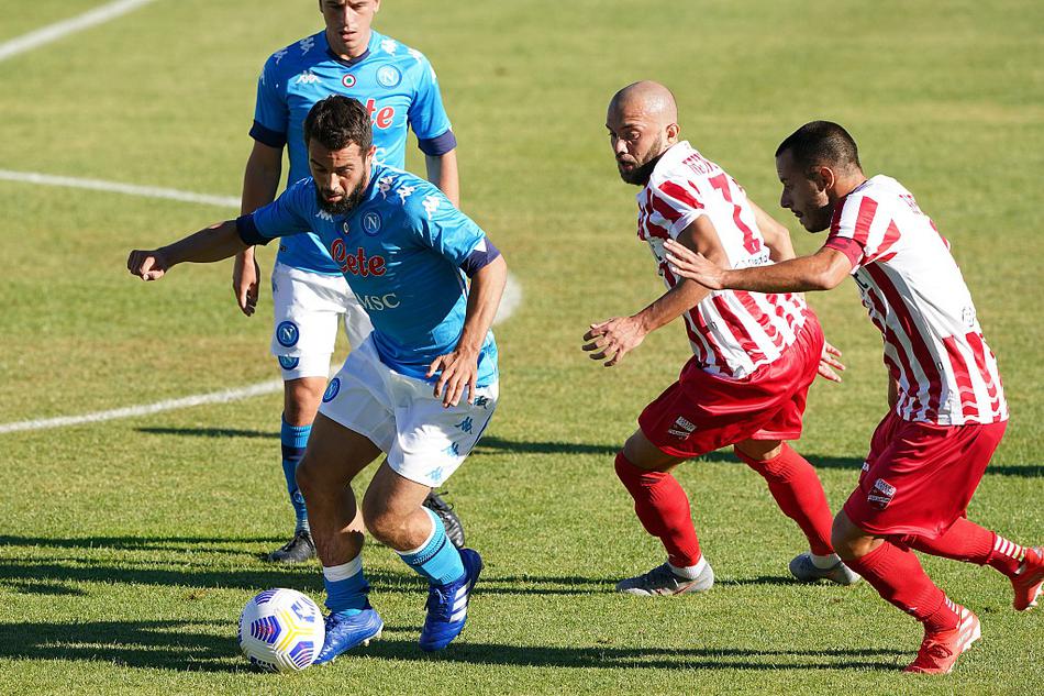 🥅 一次成功的团队配合进球后，多名那不勒斯球员在禁区内聚拢在一起，他们面带笑容，互相拍打着肩膀和头部庆祝。背景中是沮丧的特拉莫门将和一名叉腰叹息的防守球员，胜负之间的喜悦与失落形成了鲜明对比。