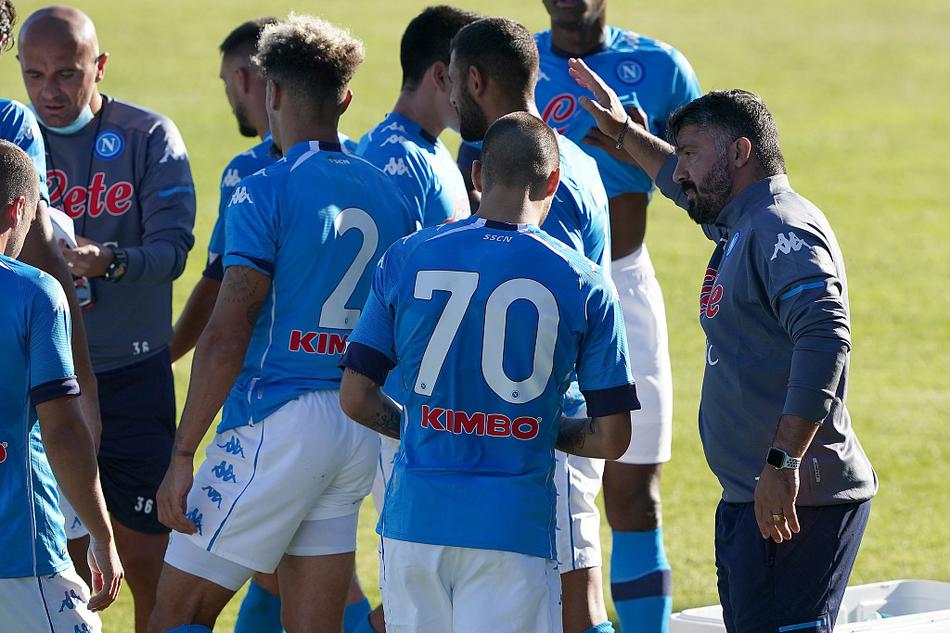 🚀 那不勒斯球员在禁区弧顶处接到队友横传，他稍作调整后抡起右腿摆出大力抽射的姿势，皮球如出膛炮弹般直窜球门死角，对方门将虽奋力扑救却仍鞭长莫及，整个球场仿佛都凝固在这一刻。