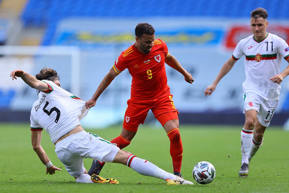 比赛结束后，威尔士全队成员肩并肩聚拢在一起，形成一个紧密的圆圈，他们低头振臂，高声呼喊着激励的话语，以此庆祝这场惊心动魄的胜利，展现了强大的团队凝聚力。