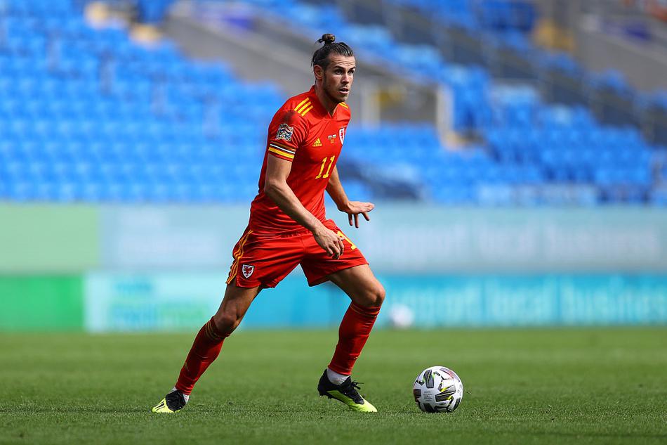 进球后的内科·威廉姆斯被队友们团团围住，乔尼·威廉姆斯等队友的脸上洋溢着难以置信的喜悦，他们紧紧抱在一起，庆祝这来之不易的胜利时刻，团队情谊令人动容。