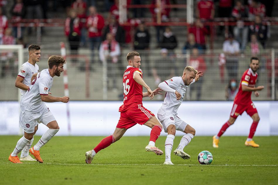 柏林联合与纽伦堡的球员们在林间球场的绿茵场上奋力拼抢，每一次触球都充满了对新赛季的渴望。